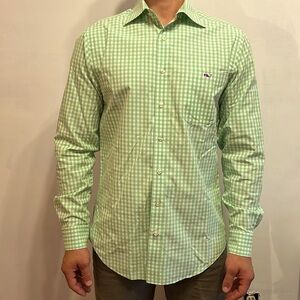 Vineyard Vines Men’s Slim Fit Tucker poplin gingham button up. Size M